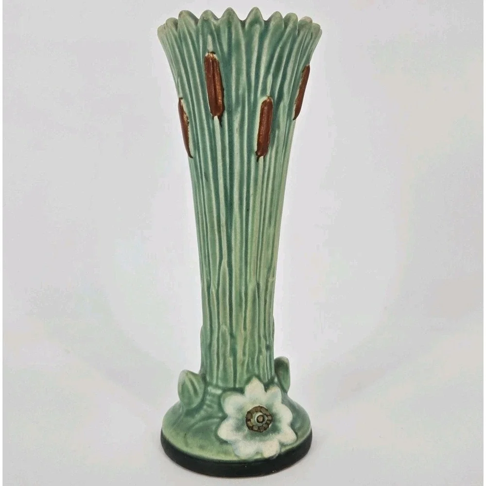 Weller Ardsley Cattail Vase 7.5